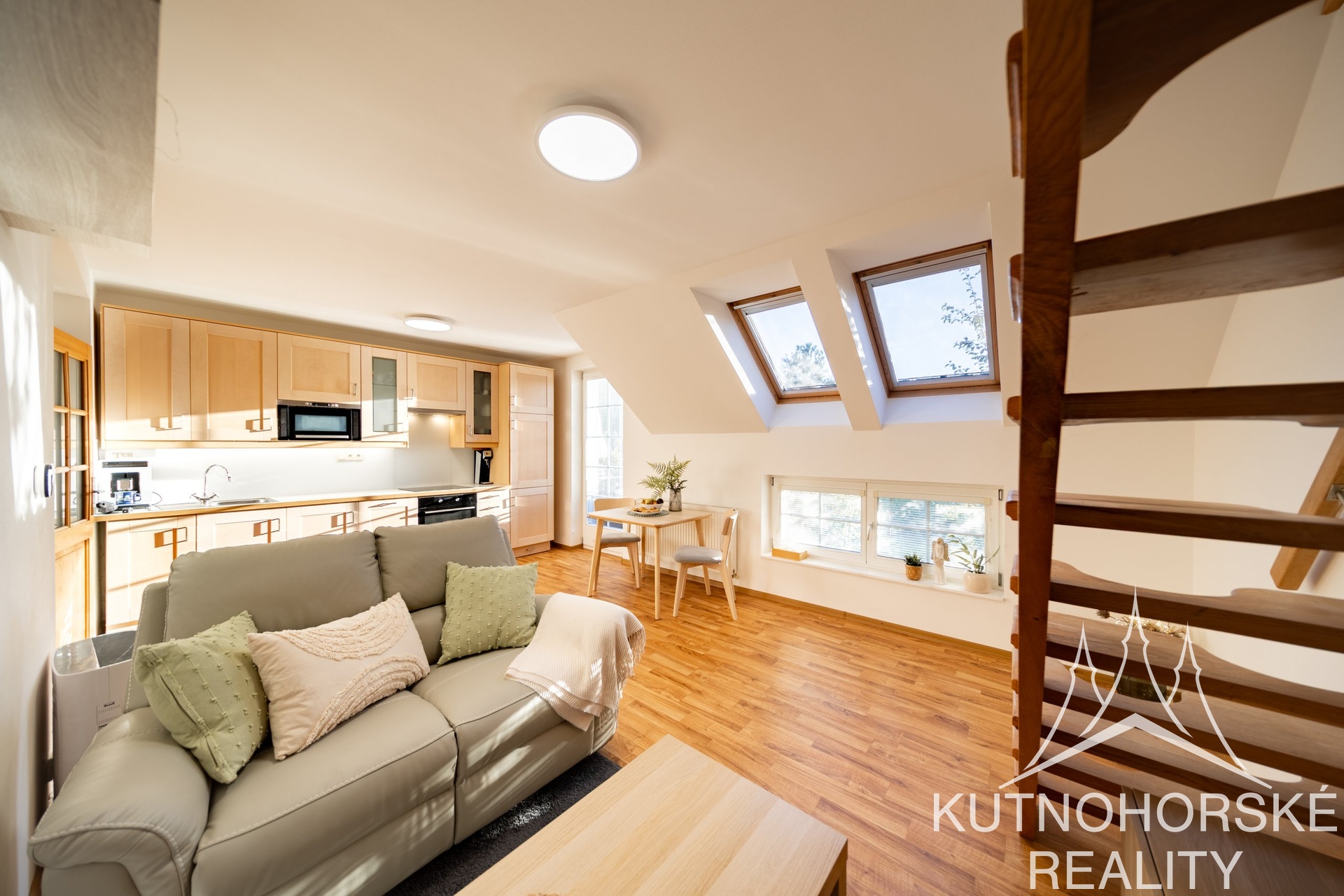 Prodej mezonetového bytu 3+kk s balkonem a parkováním, 63 m², Holubice – Praha-západ