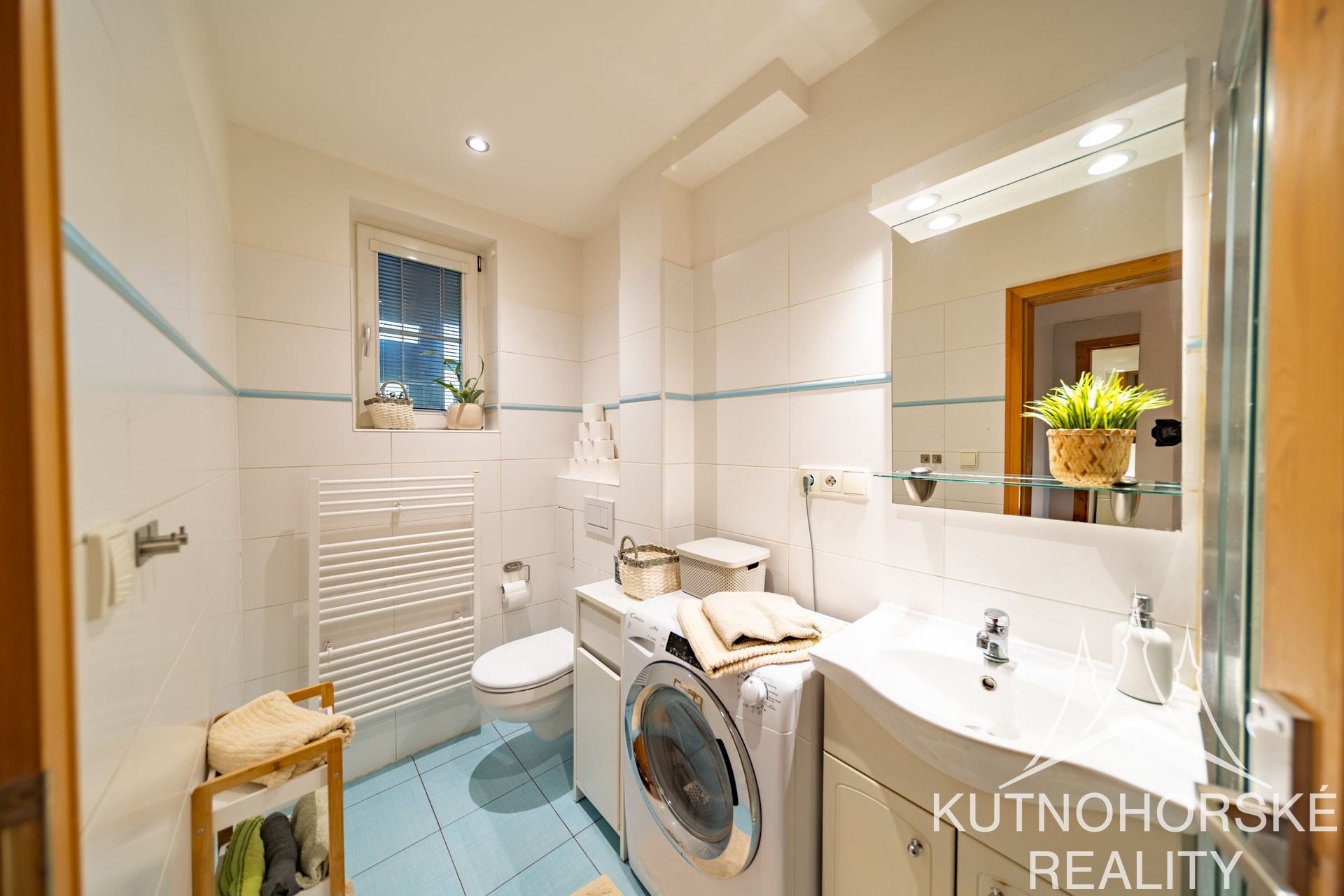 Prodej mezonetového bytu 3+kk s balkonem a parkováním, 63 m², Holubice – Praha-západ