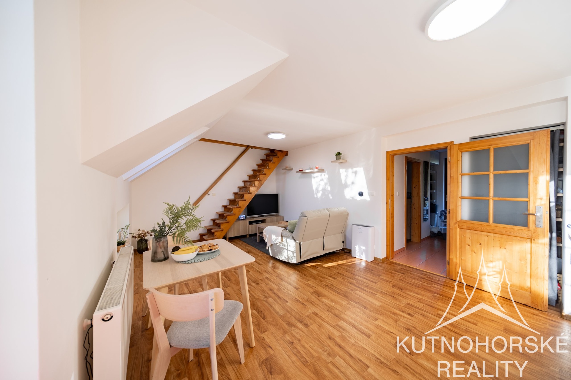 Prodej mezonetového bytu 3+kk s balkonem a parkováním, 63 m², Holubice – Praha-západ