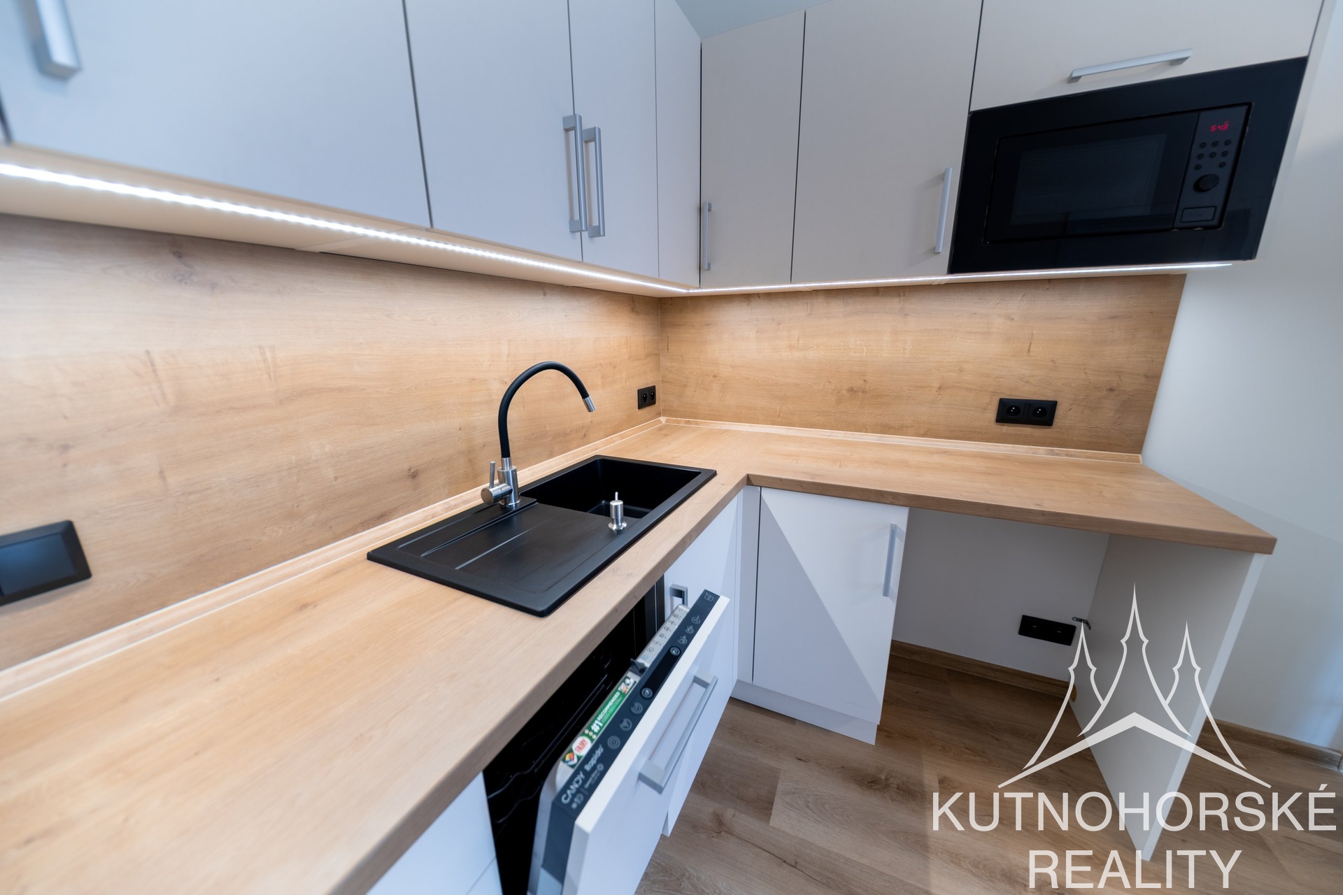 Prodej bytu 2+kk po kompletní rekonstrukci s velkým sklepem, 40 m², Praha – Žižkov