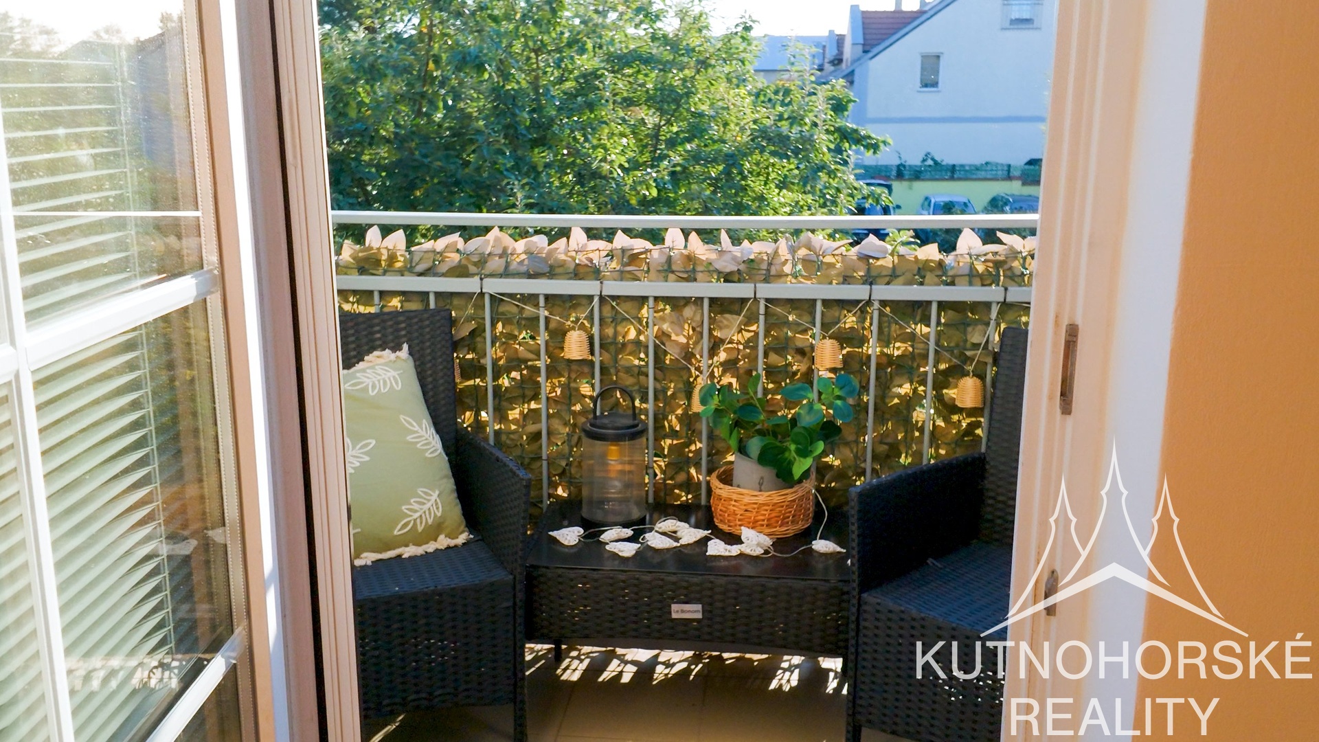 Prodej mezonetového bytu 3+kk s balkonem a parkováním, 63 m², Holubice – Praha-západ