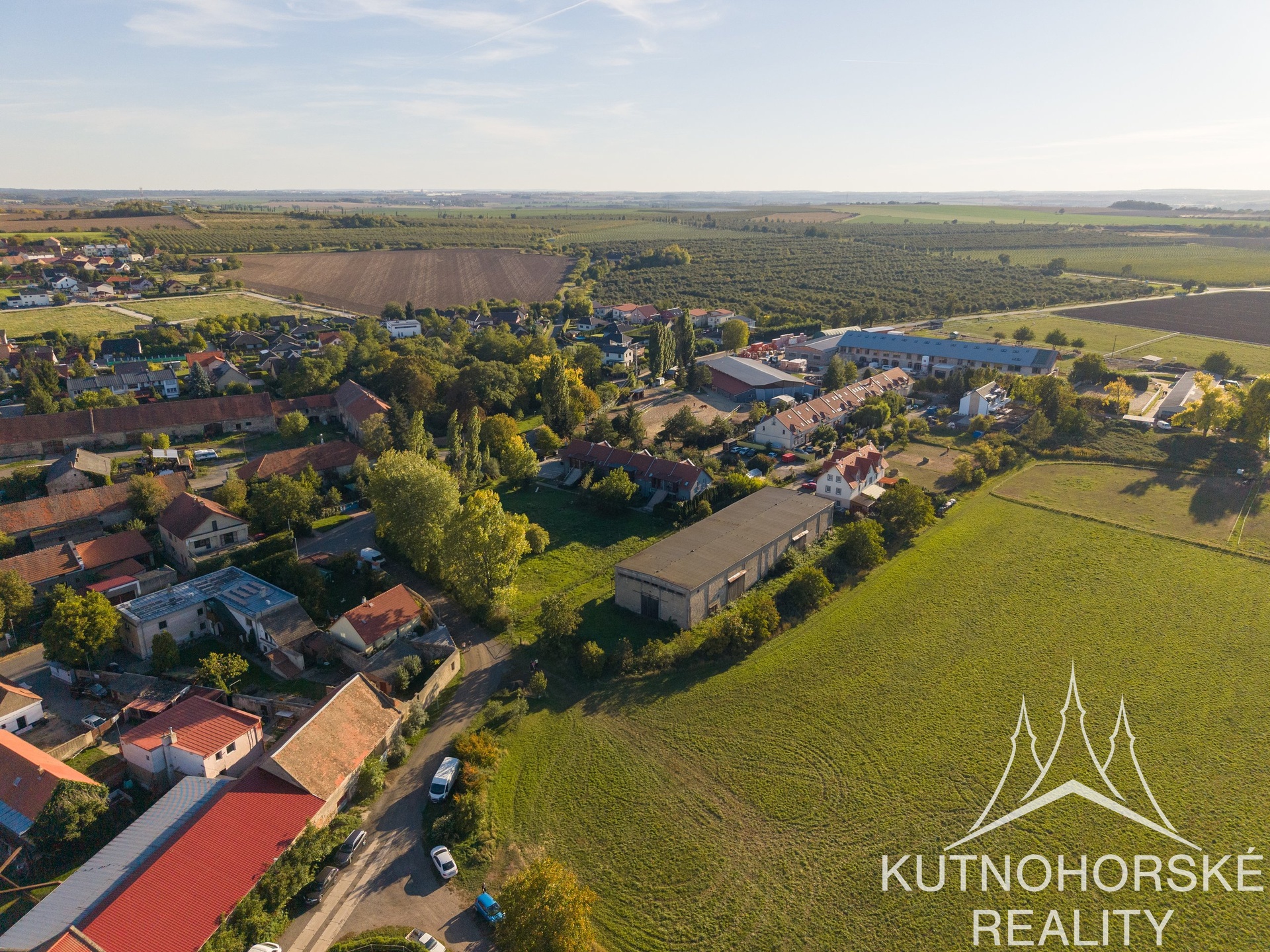 Prodej mezonetového bytu 3+kk s balkonem a parkováním, 63 m², Holubice – Praha-západ
