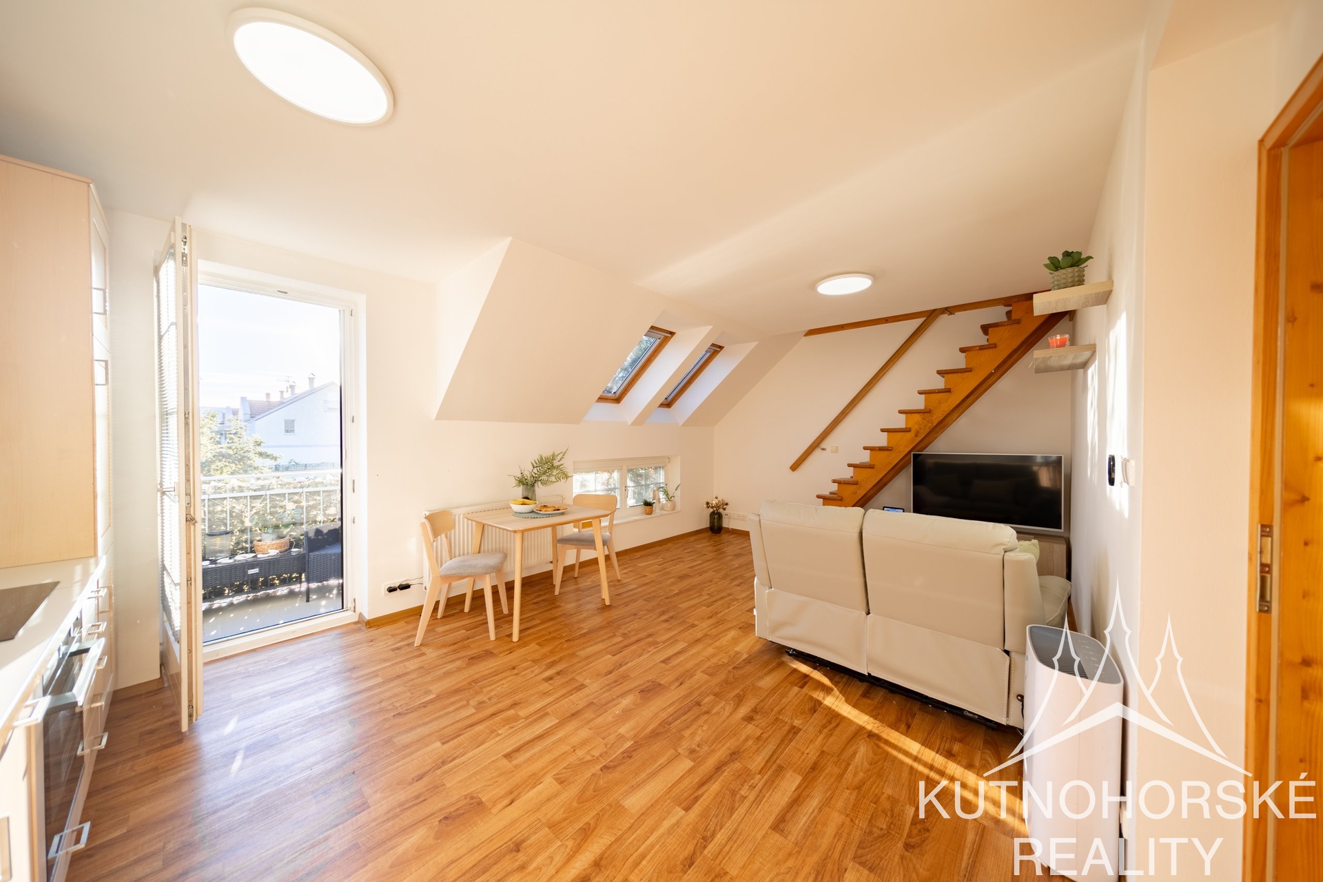 Prodej mezonetového bytu 3+kk s balkonem a parkováním, 63 m², Holubice – Kralupy n. Vl.