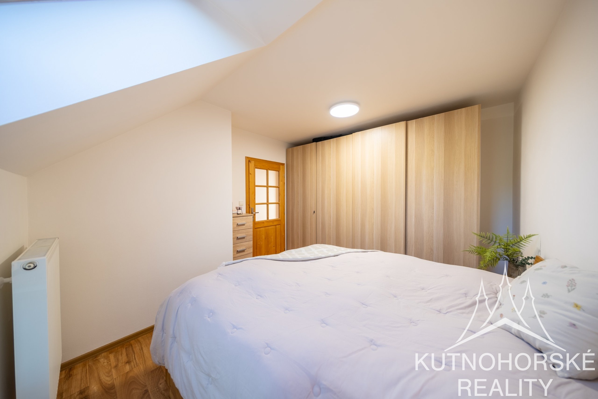 Prodej mezonetového bytu 3+kk s balkonem a parkováním, 63 m², Holubice – Praha-západ