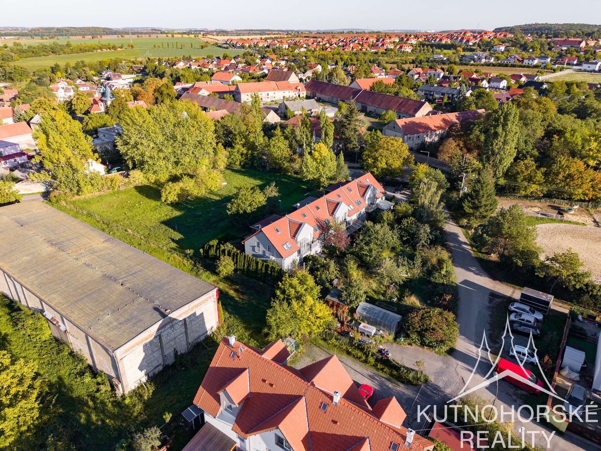 Prodej mezonetového bytu 3+kk s balkonem a parkováním, 63 m², Holubice – Praha-západ
