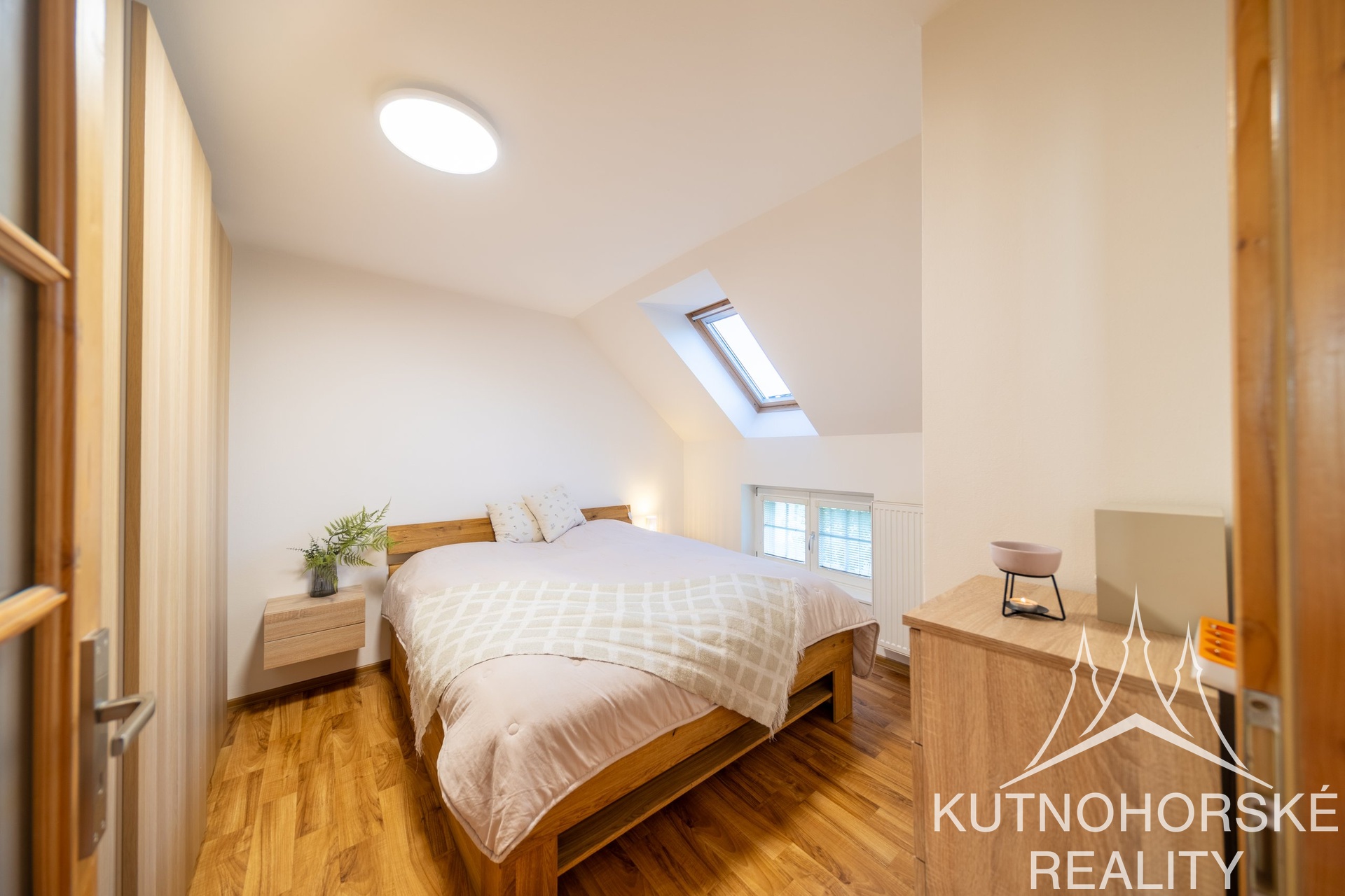 Prodej mezonetového bytu 3+kk s balkonem a parkováním, 63 m², Holubice – Praha-západ