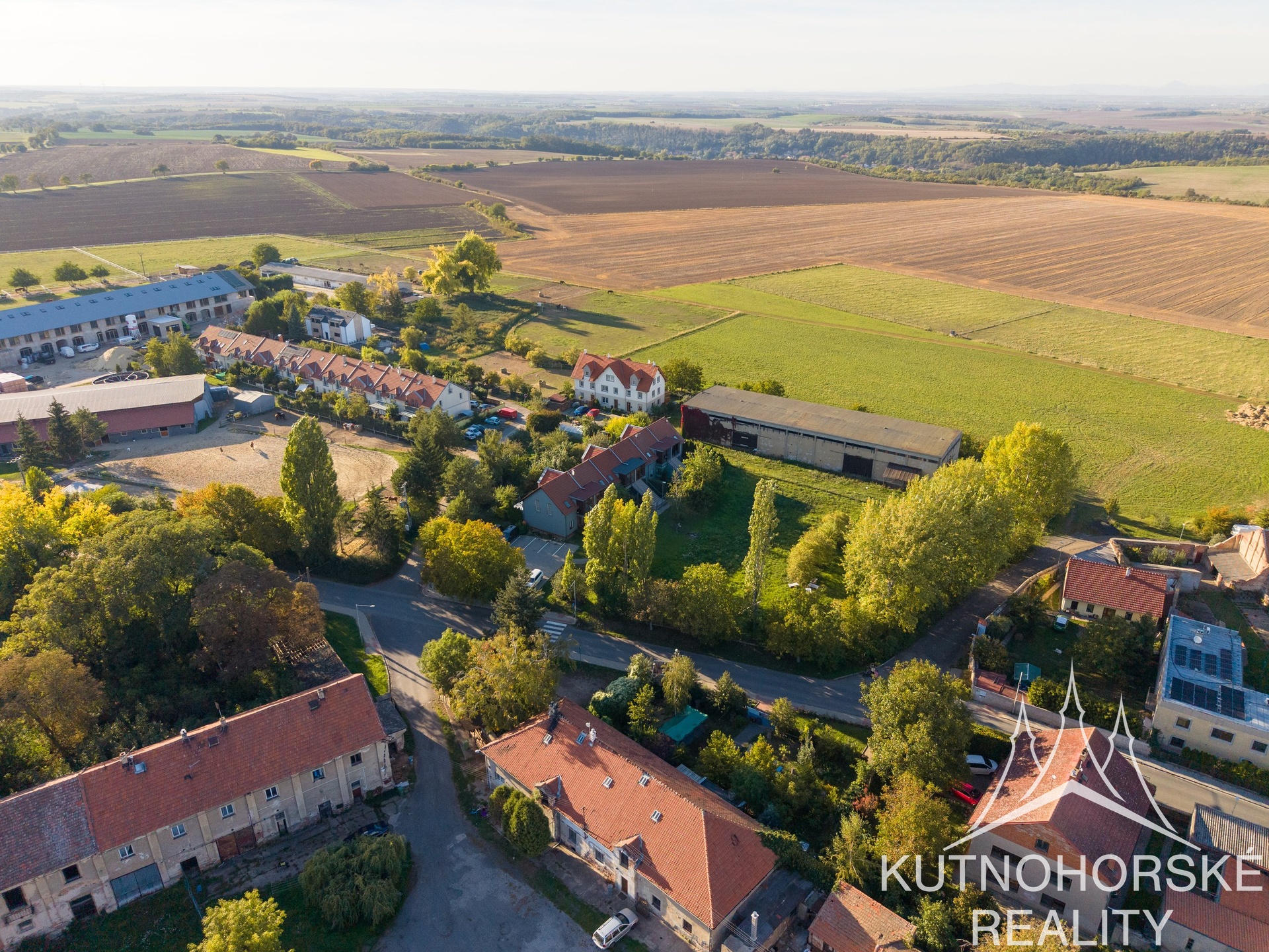 Prodej mezonetového bytu 3+kk s balkonem a parkováním, 63 m², Holubice – Praha-západ