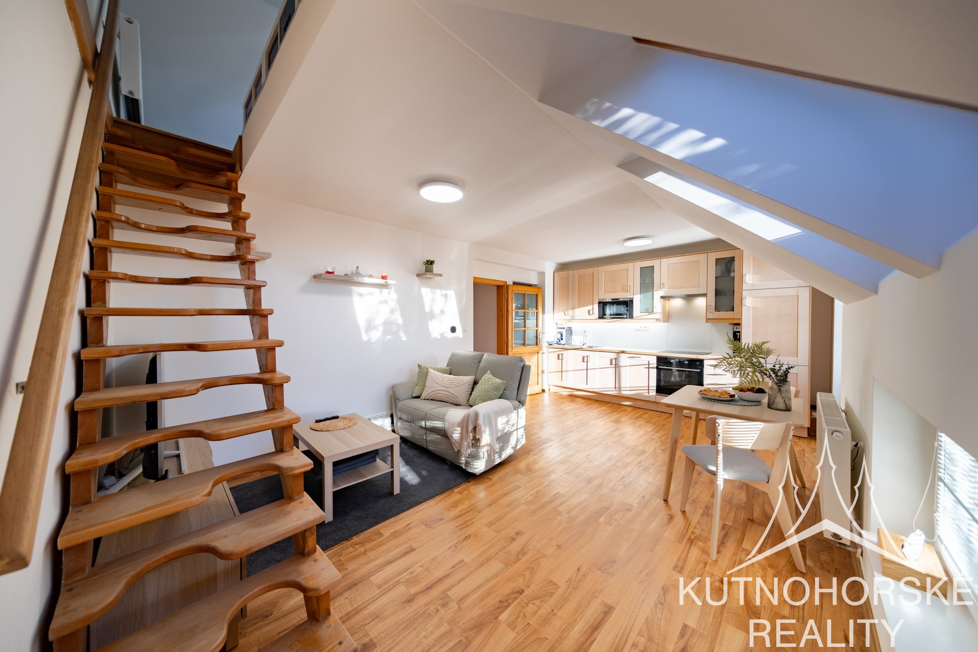 Prodej mezonetového bytu 3+kk s balkonem a parkováním, 63 m², Holubice – Praha-západ