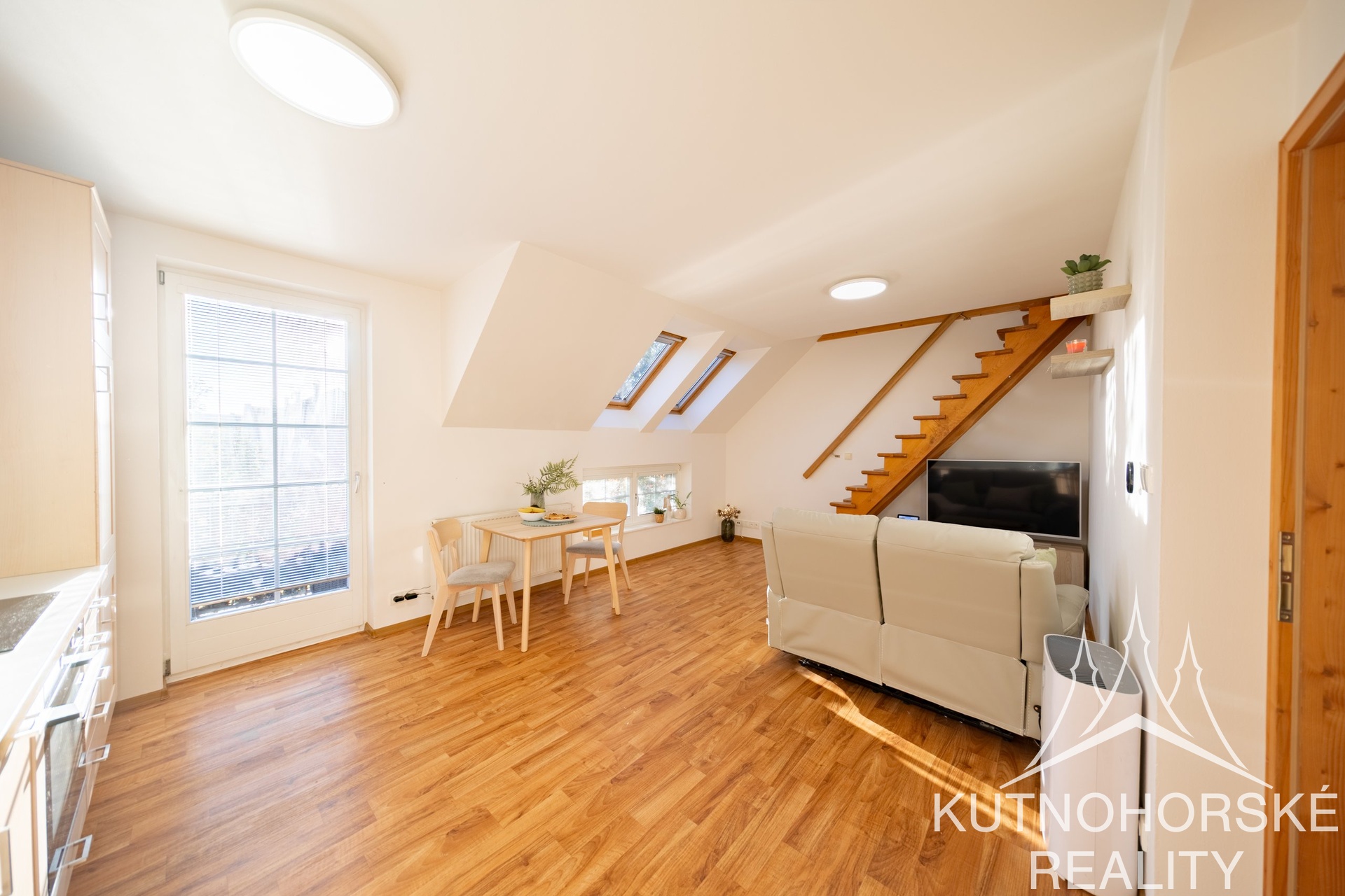 Prodej mezonetového bytu 3+kk s balkonem a parkováním, 63 m², Holubice – Praha-západ