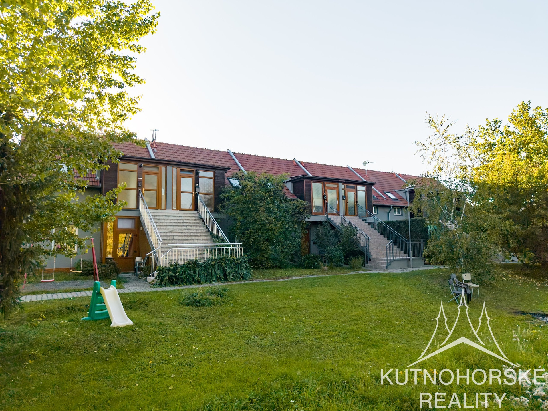 Prodej mezonetového bytu 3+kk s balkonem a parkováním, 63 m², Holubice – Praha-západ