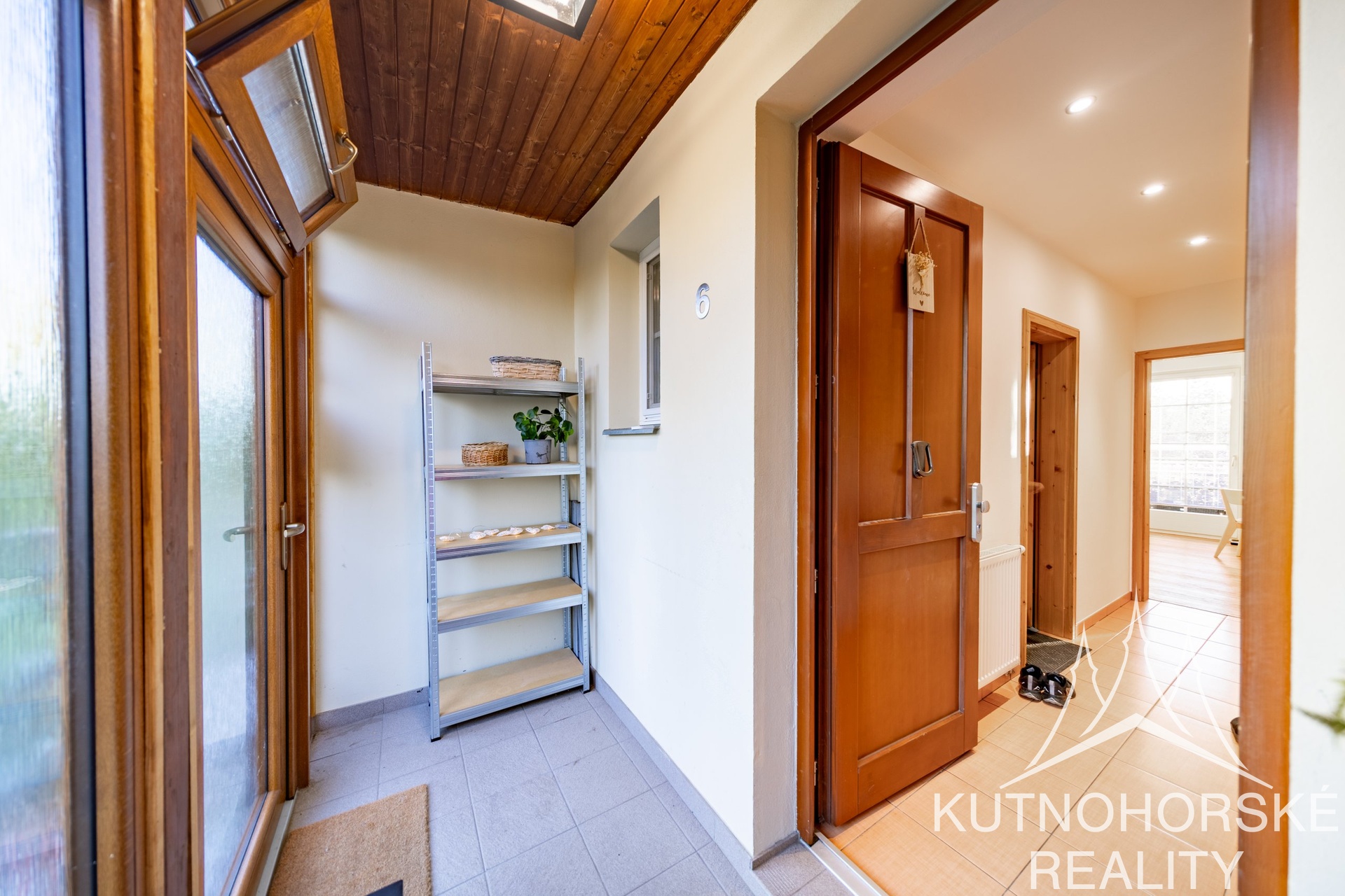 Prodej mezonetového bytu 3+kk s balkonem a parkováním, 63 m², Holubice – Praha-západ