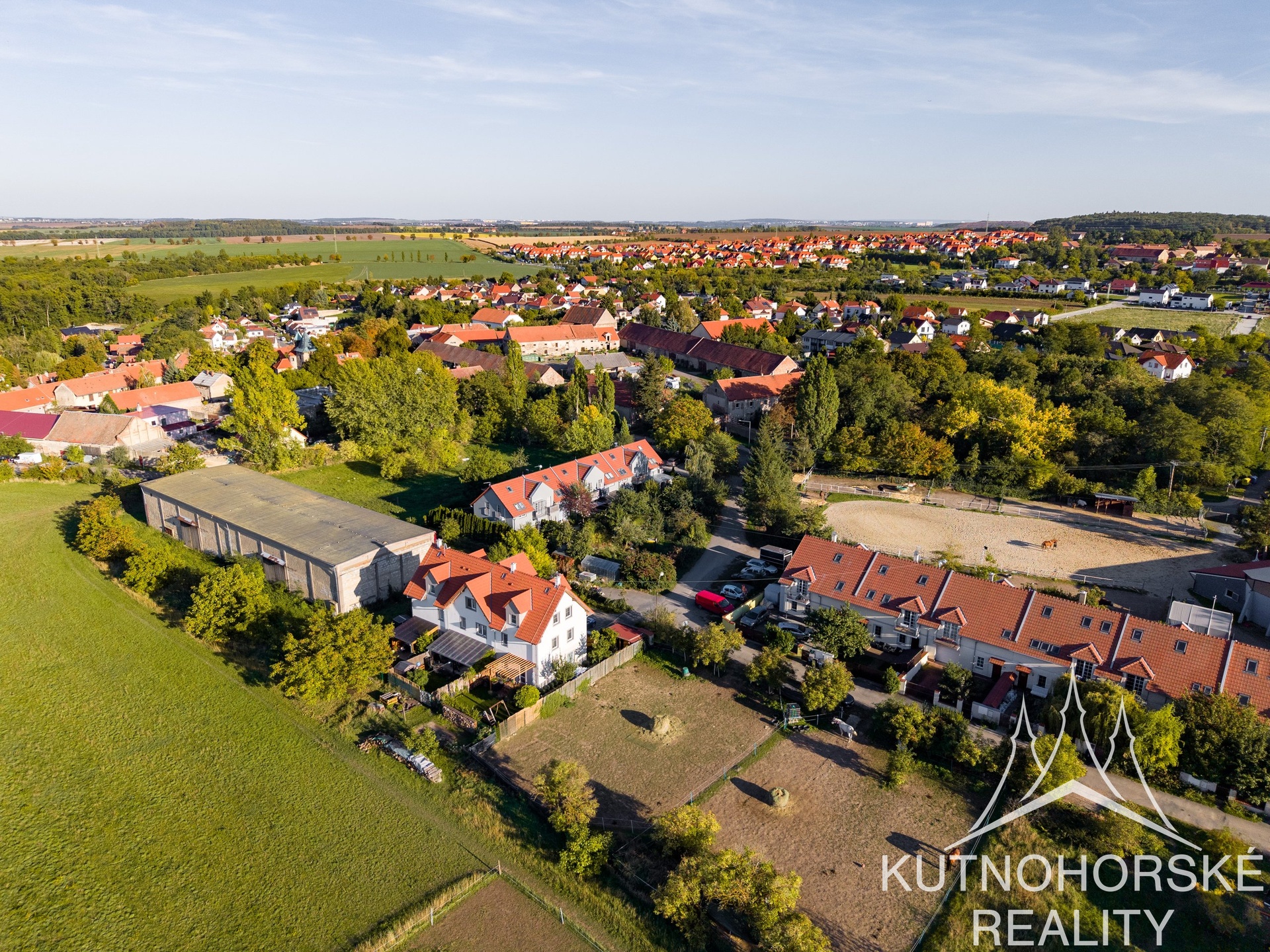 Prodej mezonetového bytu 3+kk s balkonem a parkováním, 63 m², Holubice – Praha-západ