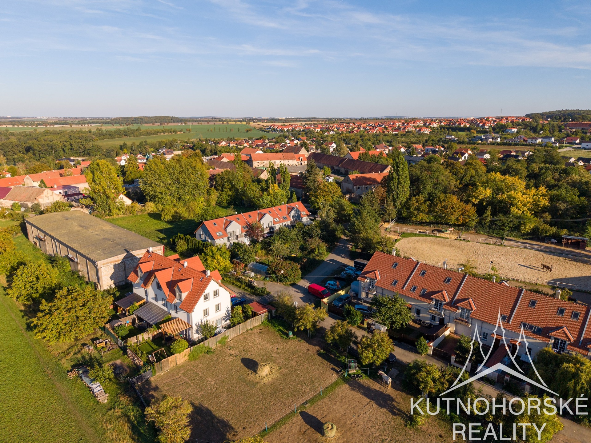Prodej mezonetového bytu 3+kk s balkonem a parkováním, 63 m², Holubice – Praha-západ