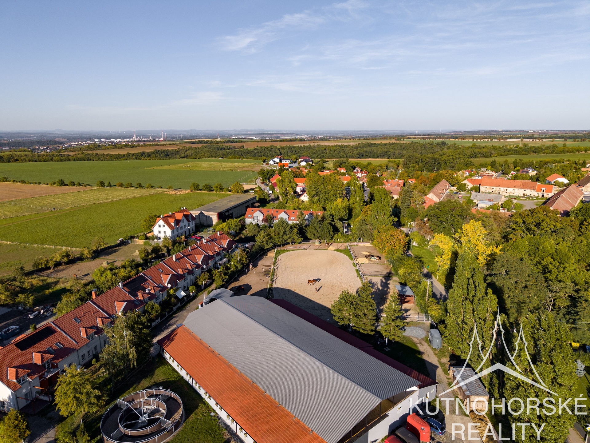 Prodej mezonetového bytu 3+kk s balkonem a parkováním, 63 m², Holubice – Praha-západ