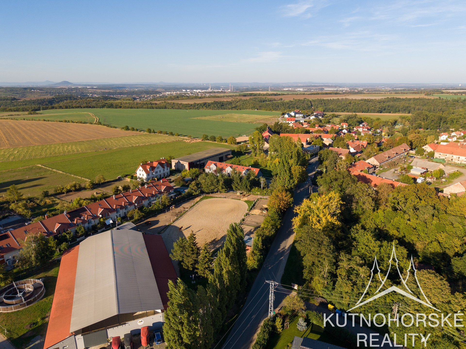 Prodej mezonetového bytu 3+kk s balkonem a parkováním, 63 m², Holubice – Praha-západ