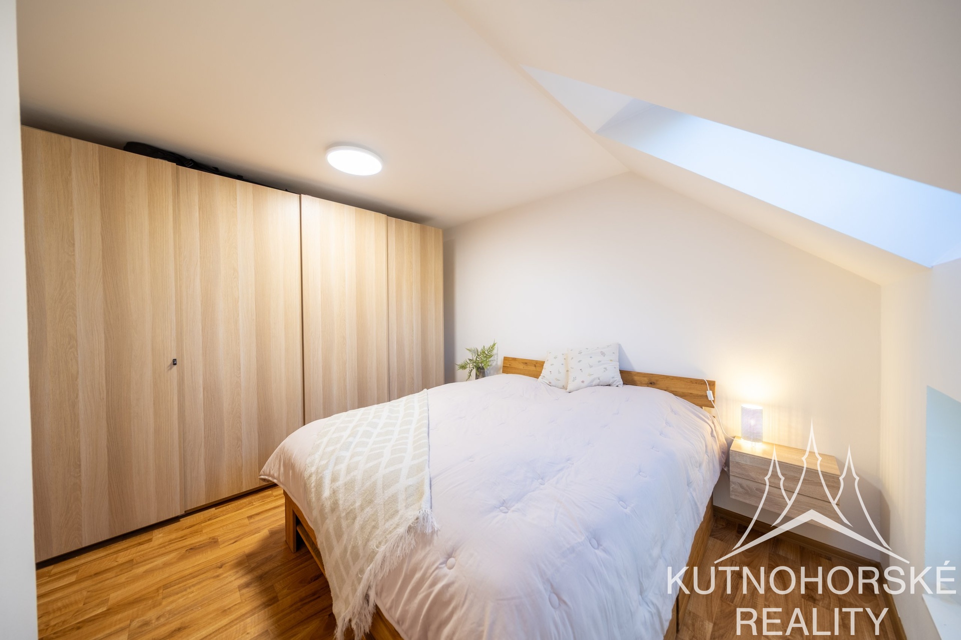 Prodej mezonetového bytu 3+kk s balkonem a parkováním, 63 m², Holubice – Praha-západ