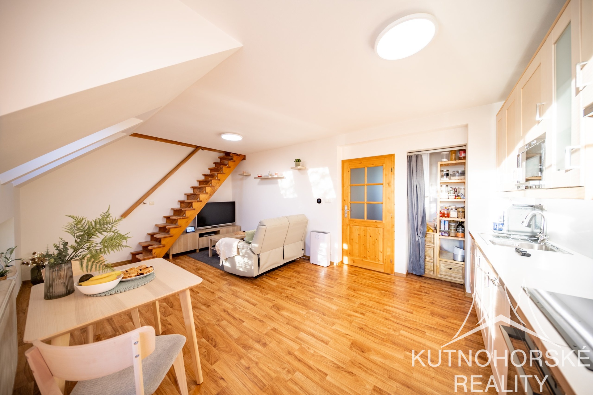 Prodej mezonetového bytu 3+kk s balkonem a parkováním, 63 m², Holubice – Praha-západ