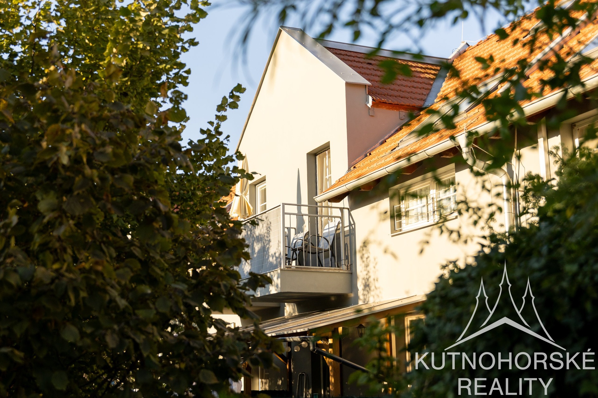 Prodej mezonetového bytu 3+kk s balkonem a parkováním, 63 m², Holubice – Praha-západ