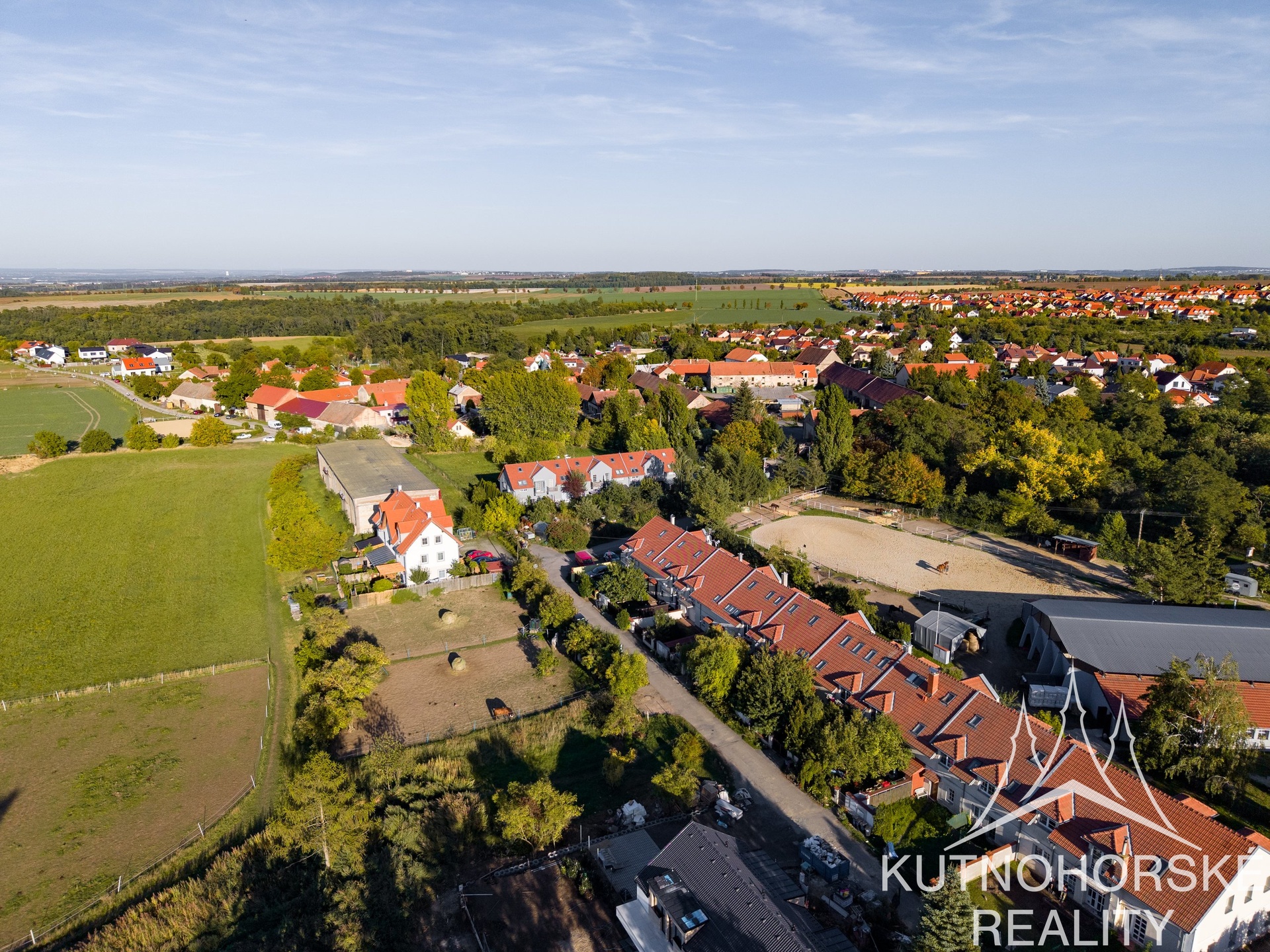 Prodej mezonetového bytu 3+kk s balkonem a parkováním, 63 m², Holubice – Praha-západ