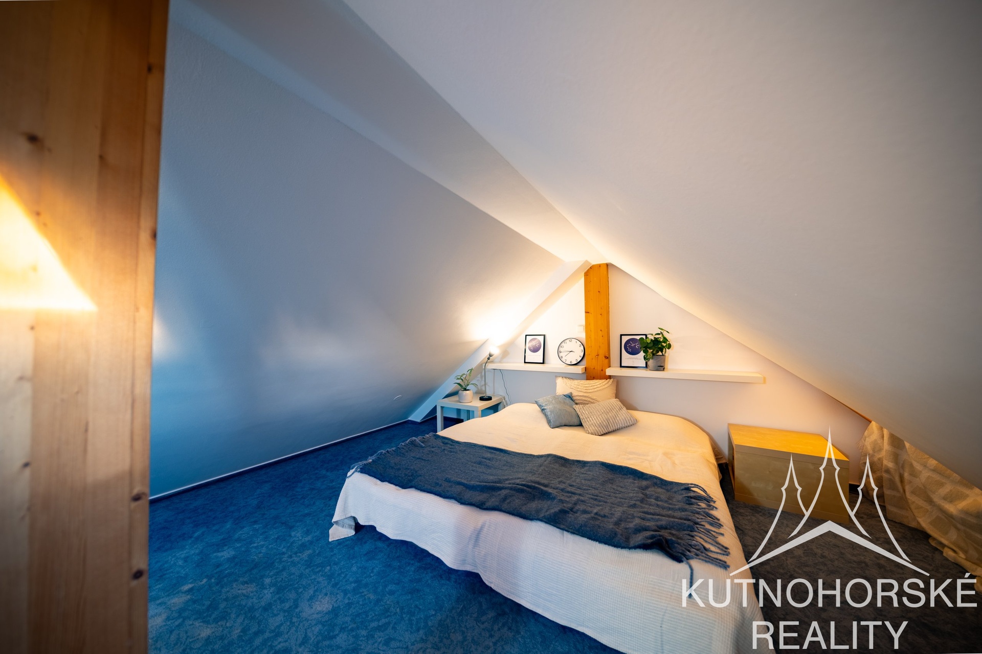 Prodej mezonetového bytu 3+kk s balkonem a parkováním, 63 m², Holubice – Praha-západ