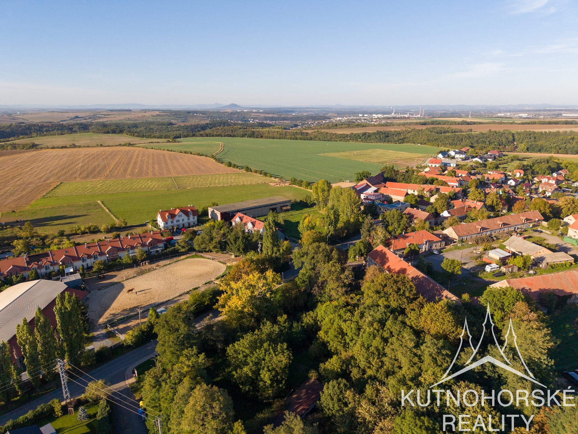 Prodej mezonetového bytu 3+kk s balkonem a parkováním, 63 m², Holubice – Praha-západ