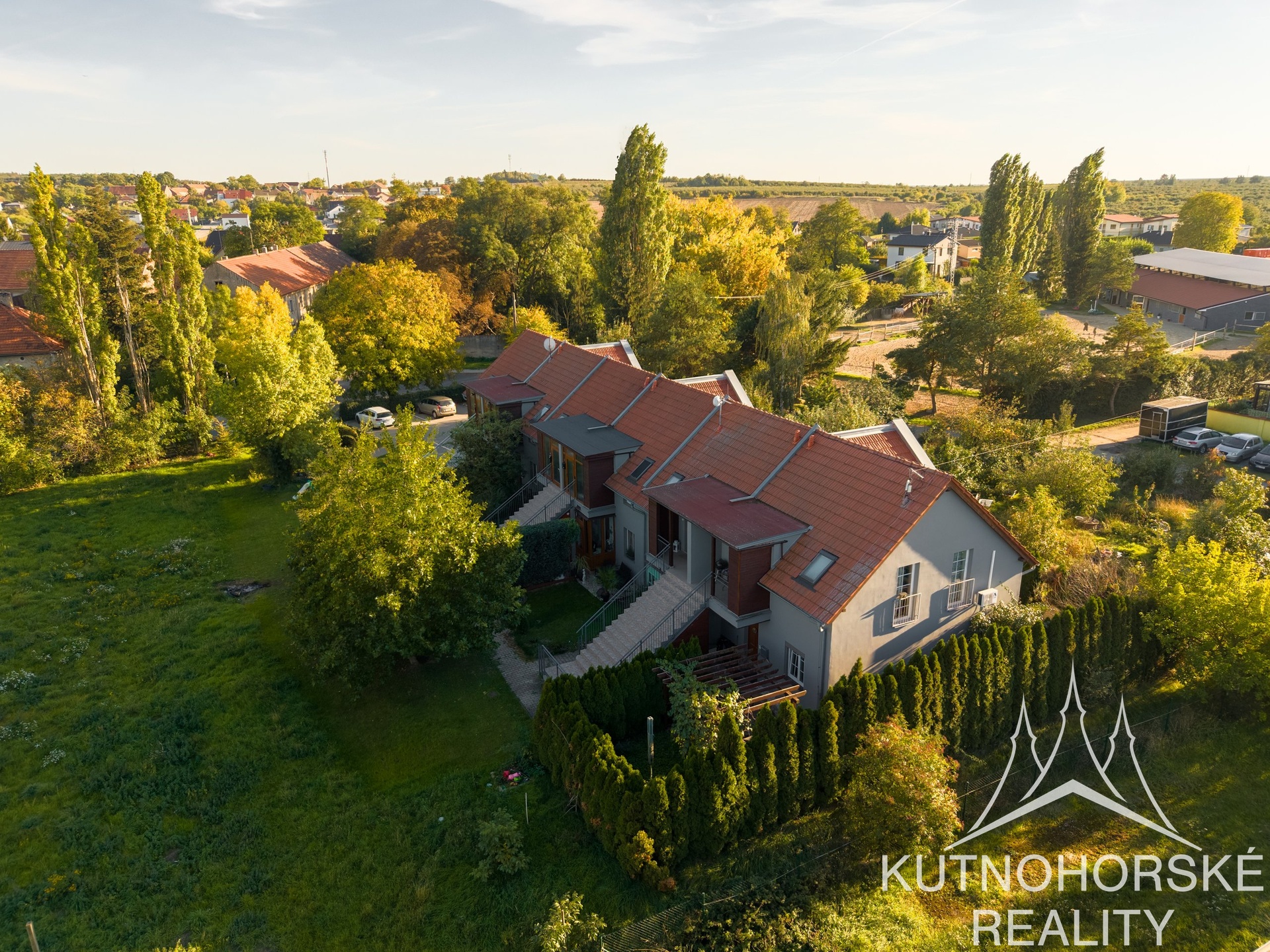 Prodej mezonetového bytu 3+kk s balkonem a parkováním, 63 m², Holubice – Praha-západ