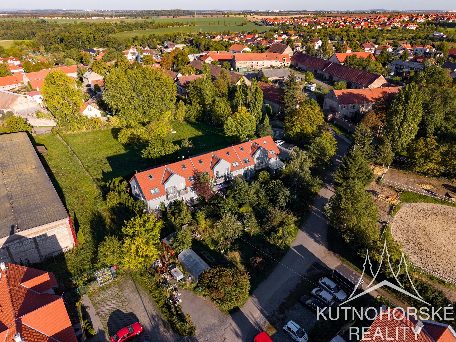Prodej mezonetového bytu 3+kk s balkonem a parkováním, 63 m², Holubice – Praha-západ