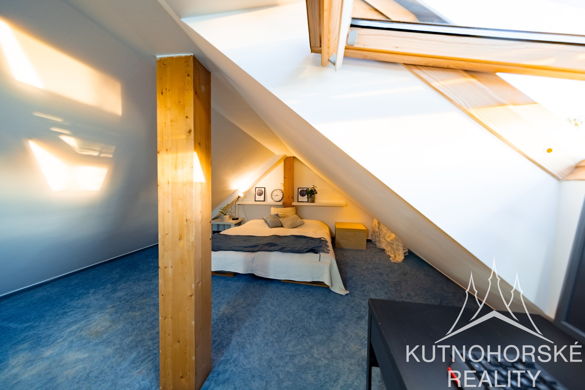 Prodej mezonetového bytu 3+kk s balkonem a parkováním, 63 m², Holubice – Praha-západ