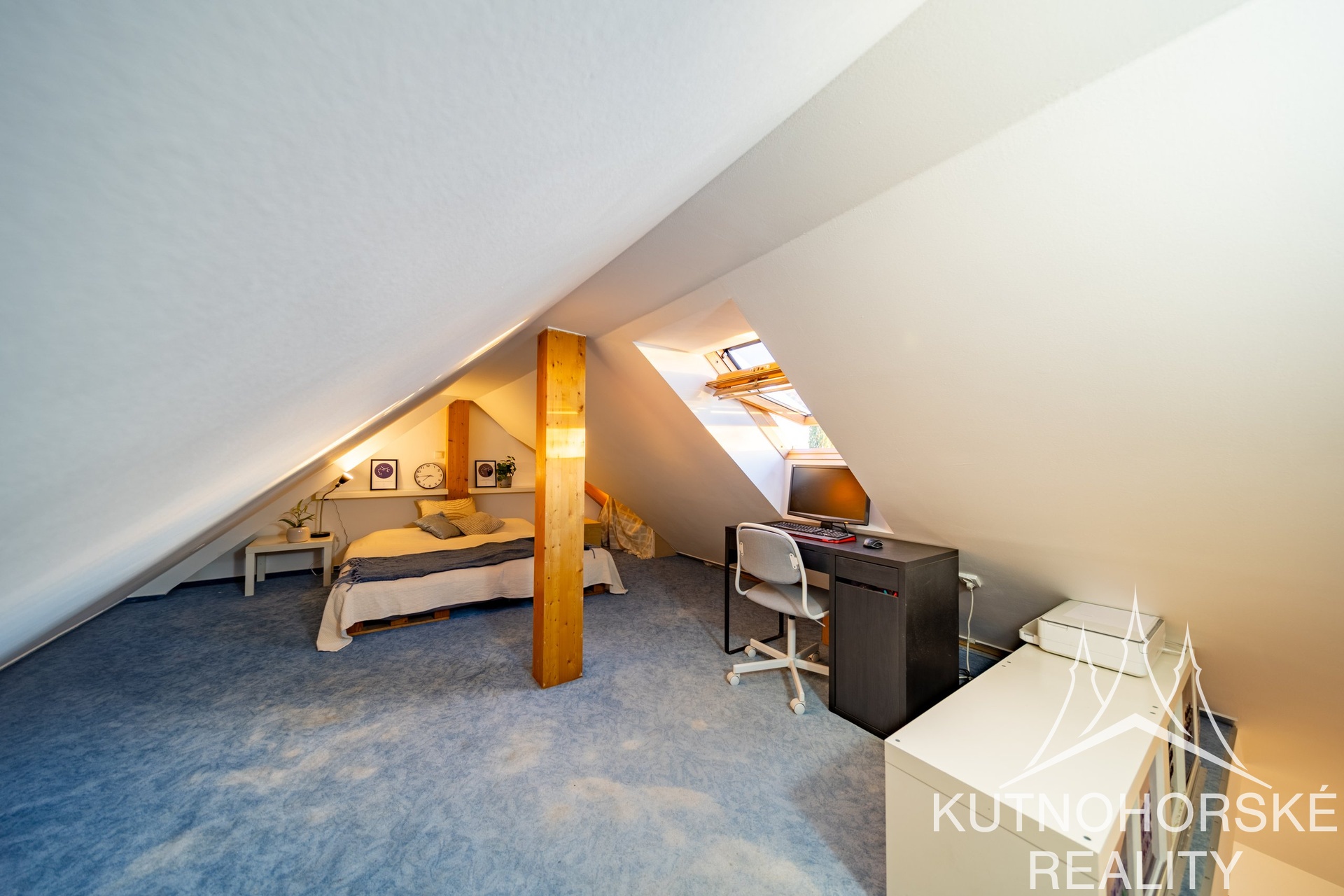 Prodej mezonetového bytu 3+kk s balkonem a parkováním, 63 m², Holubice – Praha-západ