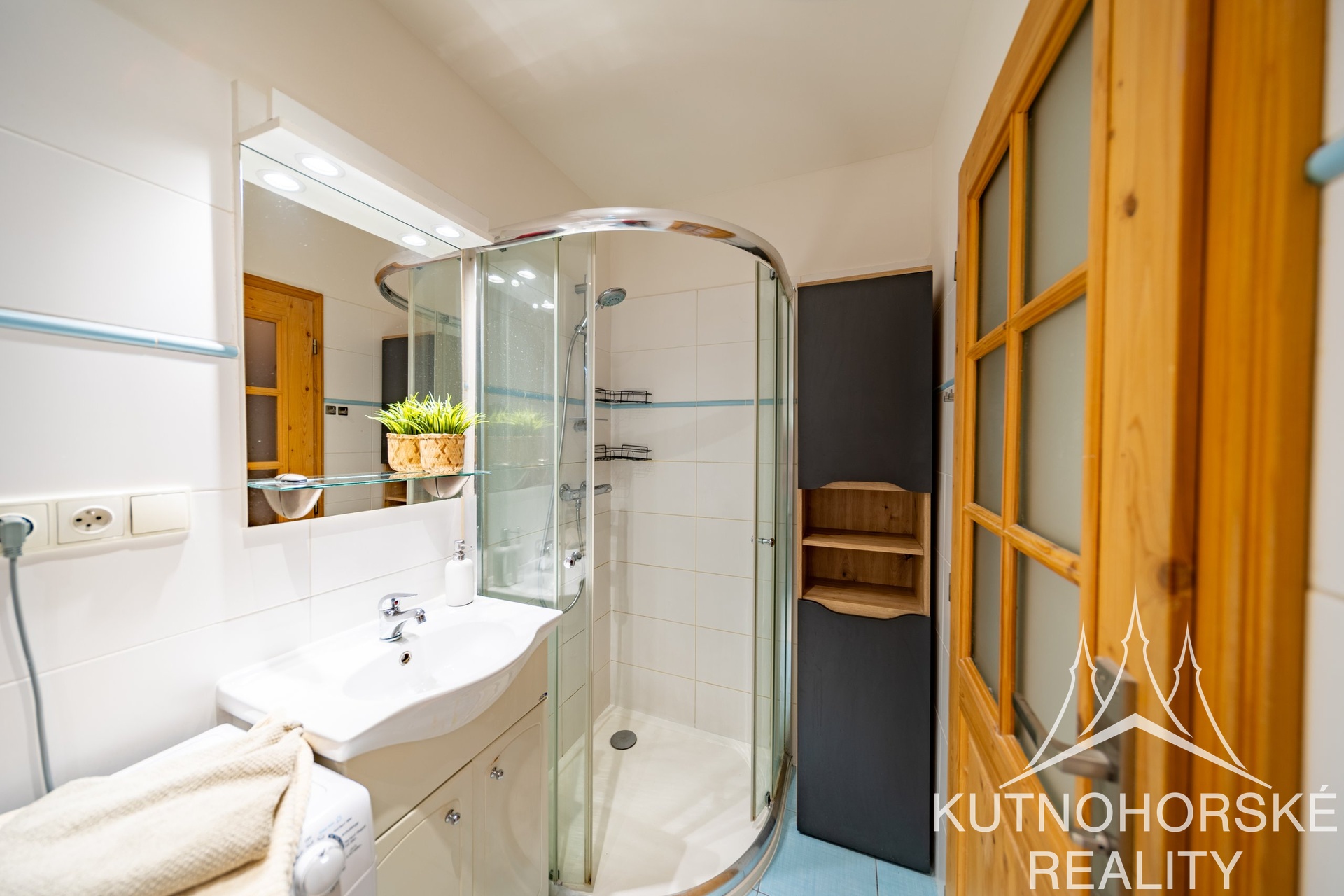 Prodej mezonetového bytu 3+kk s balkonem a parkováním, 63 m², Holubice – Praha-západ