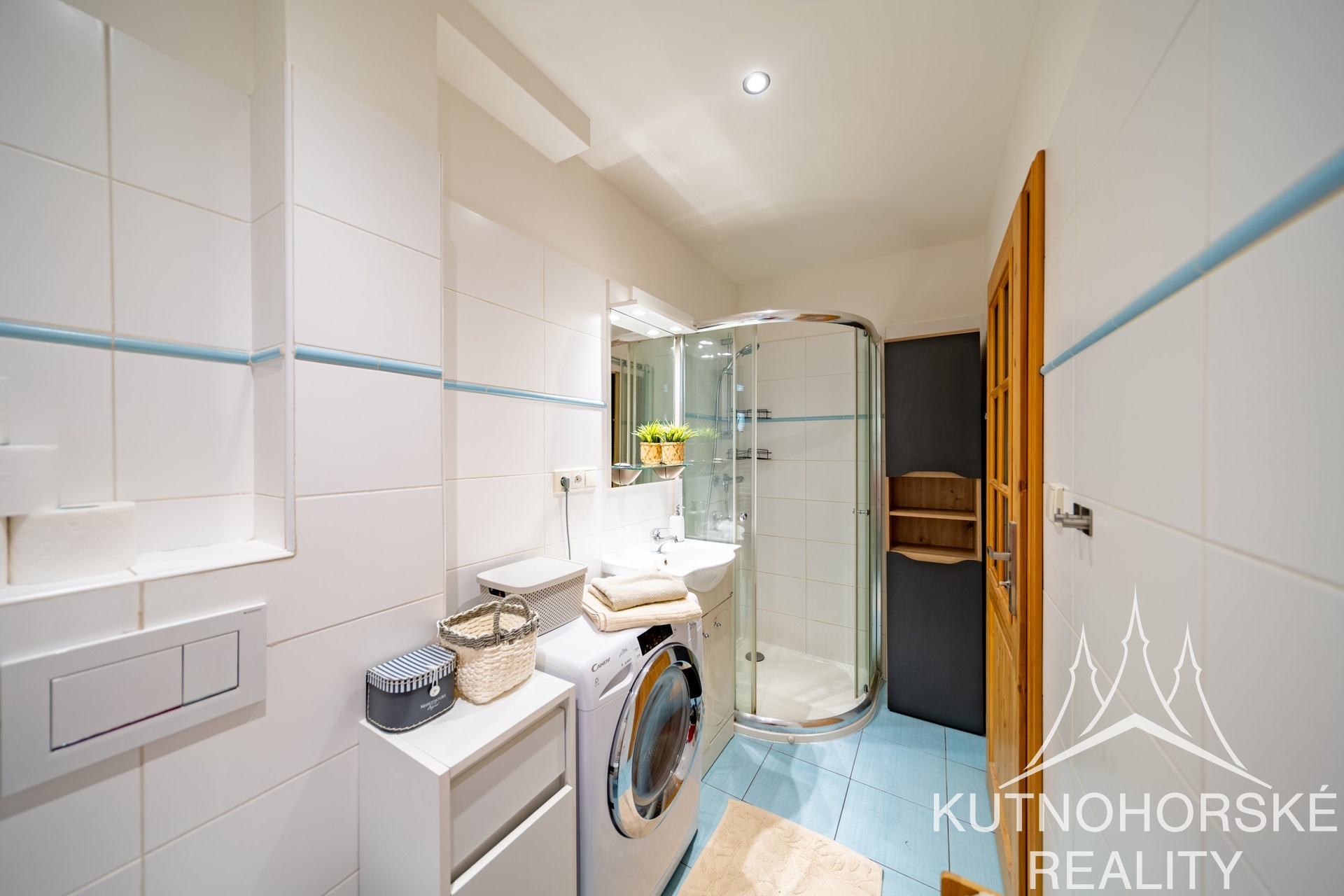 Prodej mezonetového bytu 3+kk s balkonem a parkováním, 63 m², Holubice – Praha-západ